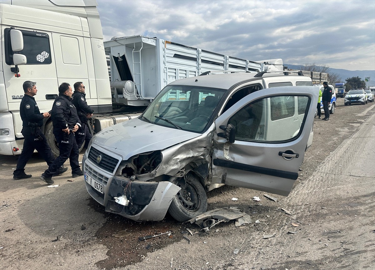Hatay'ın Dörtyol ilçesinde otomobil ile hafif ticari aracın çarpışması sonucu 2 kişi...