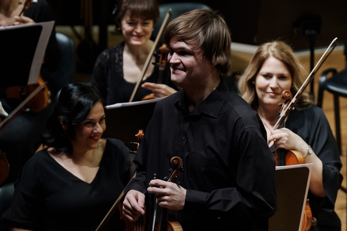 İkinci Uluslararası Suna Kan Keman Yarışması'nda 3'üncü olan Rus keman virtüözü Viacheslav...