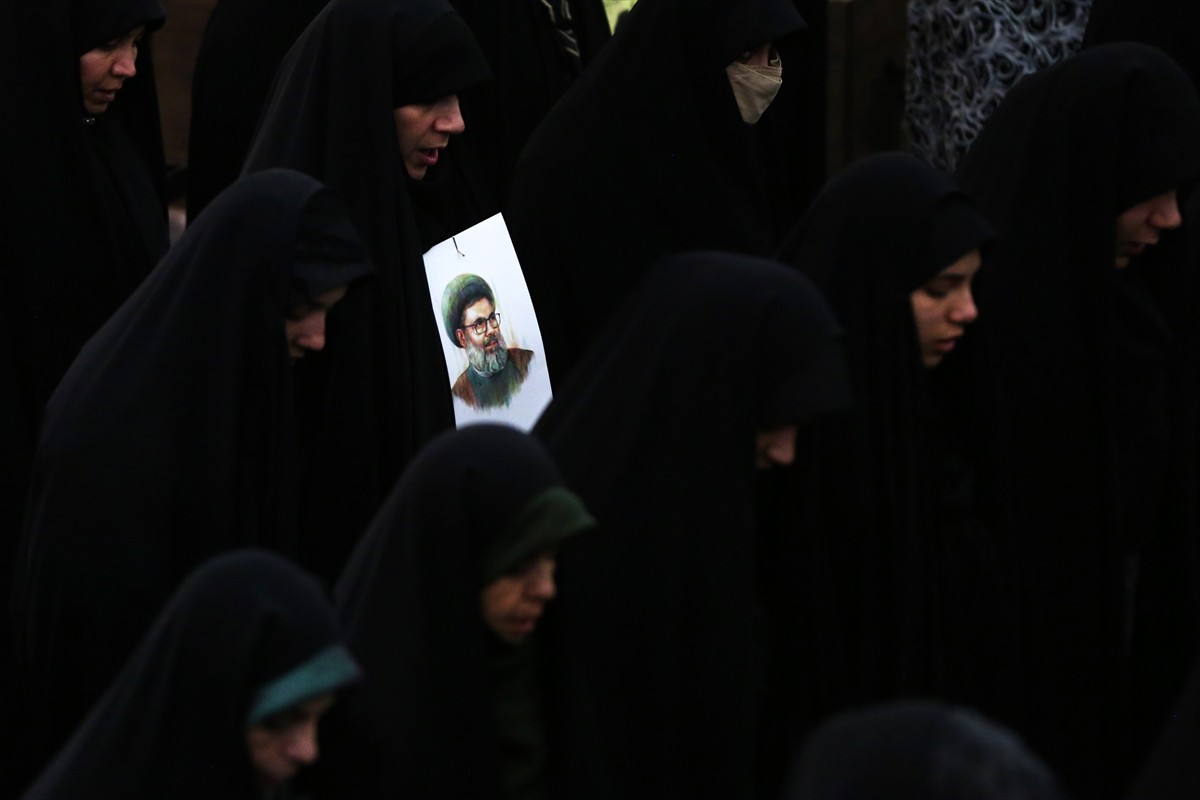 İran'ın başkenti Tahran'daki Büyük Musalla Camisi'nde, geçen yıl İsrail'in Beyrut'a saldırılarında...