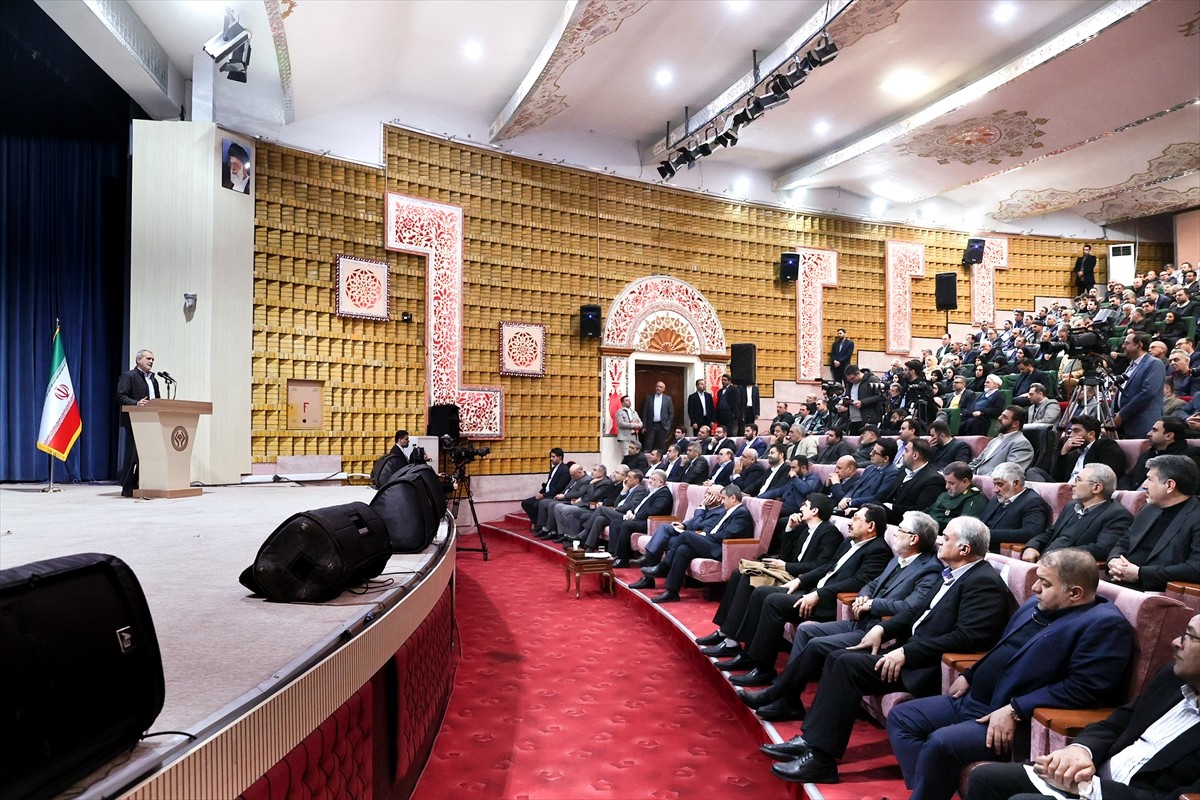 İran Cumhurbaşkanı Mesud Pezeşkiyan, ülkede yaşanan enerji sorunu nedeniyle iş adamlarından özür...