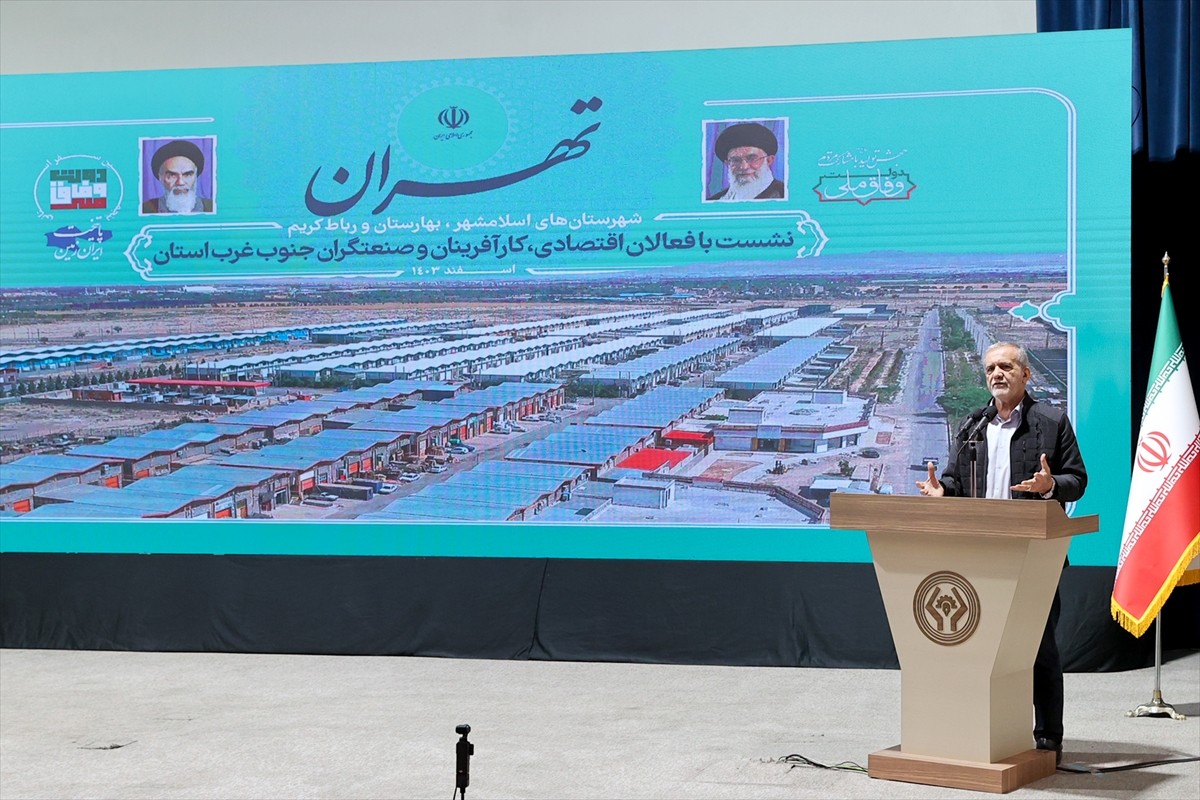 İran Cumhurbaşkanı Mesud Pezeşkiyan, ülkede yaşanan enerji sorunu nedeniyle iş adamlarından özür...