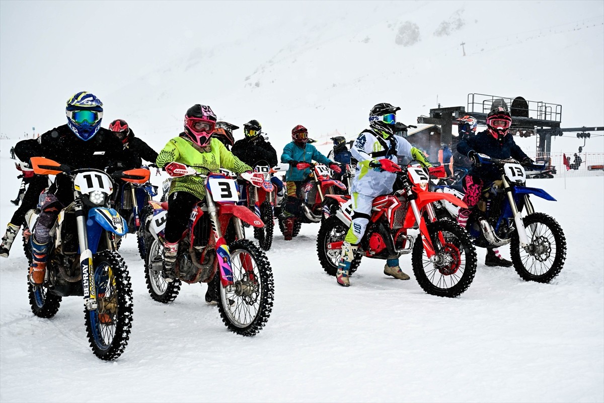 Isparta'daki Davraz Kayak Merkezi'nde Motosnow Yarışları başladı.