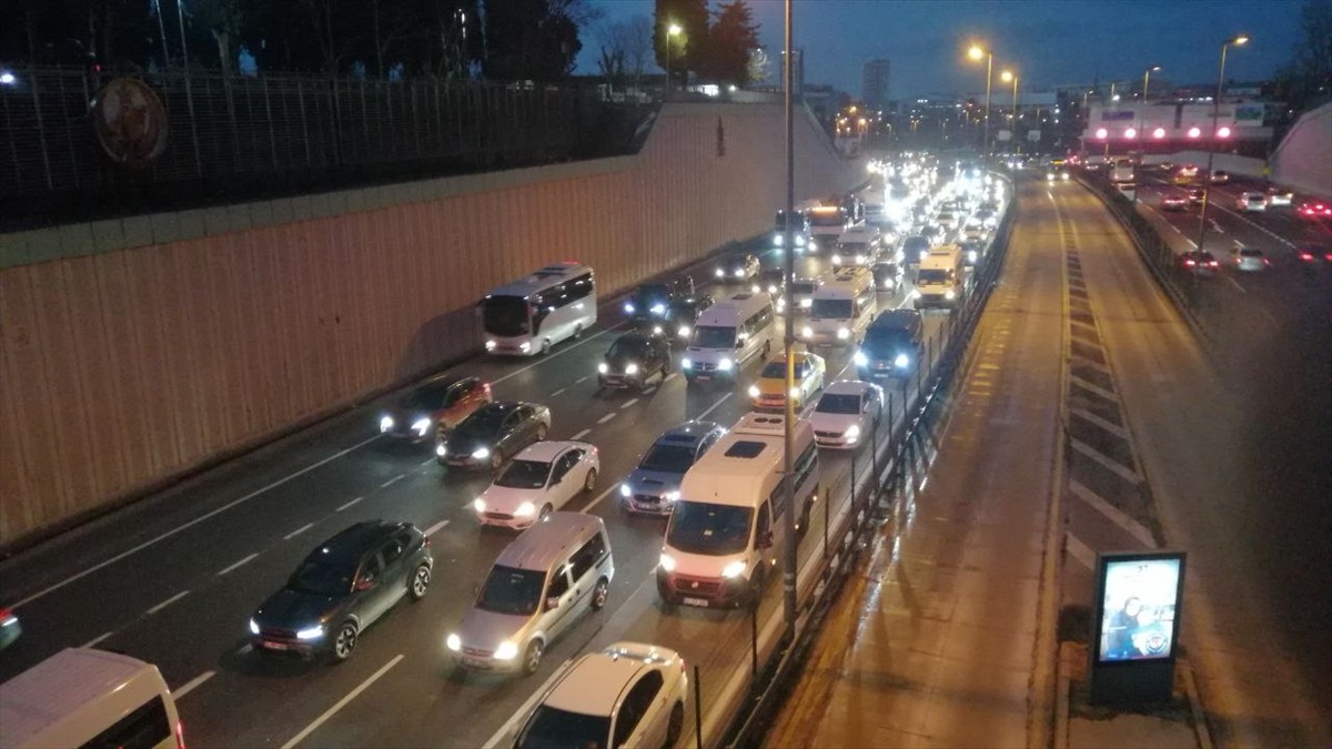İstanbul'da haftanın üçüncü iş gününde sabah saatlerinde trafik yoğunluğu yaşanıyor.