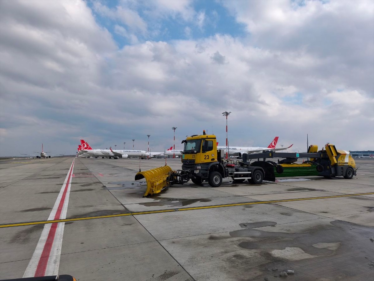 İstanbul Havalimanı'nda, planlanan seferlerde herhangi bir aksama yaşanmaması için karla mücadele...