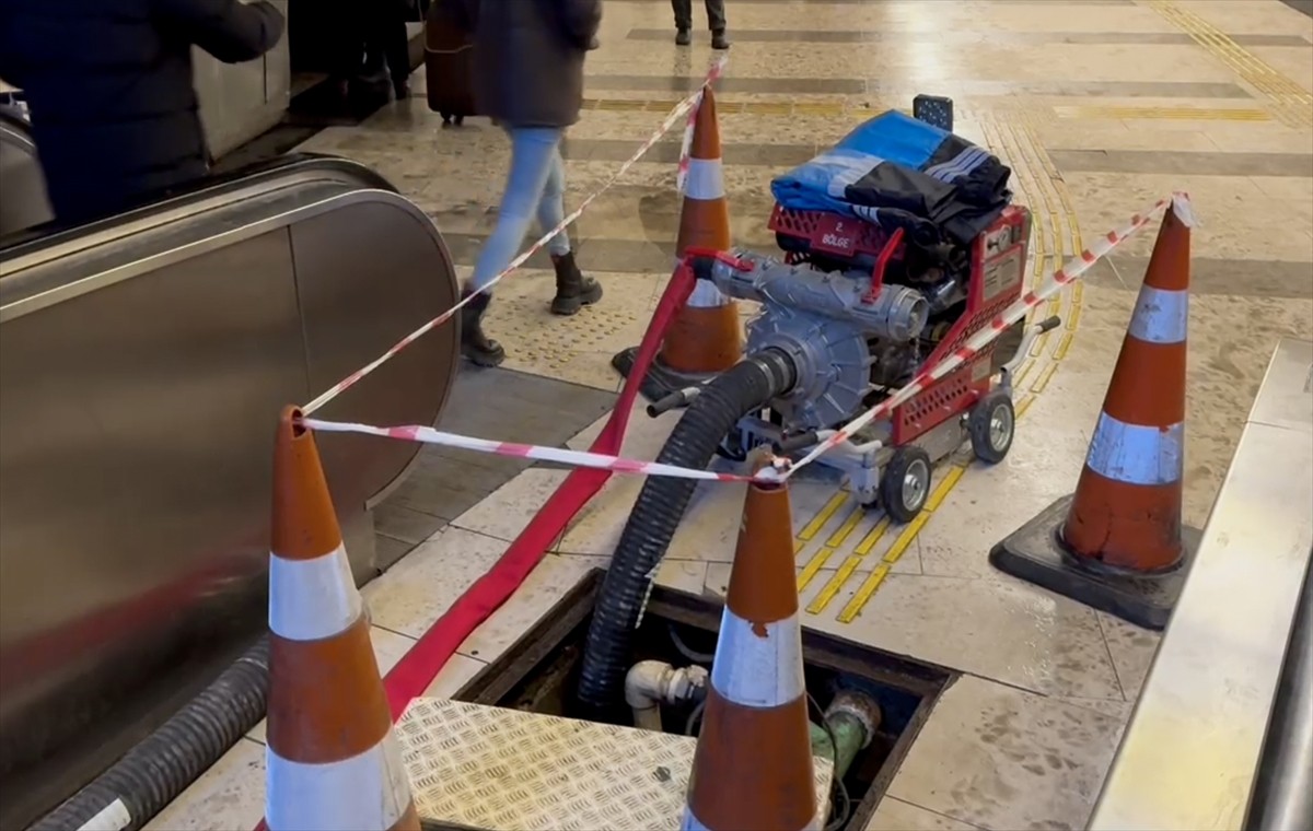İstanbul Küçükçekmece'deki Cennet metrobüs durağına bağlanan alt geçidi su bastı, vatandaşlar zor...