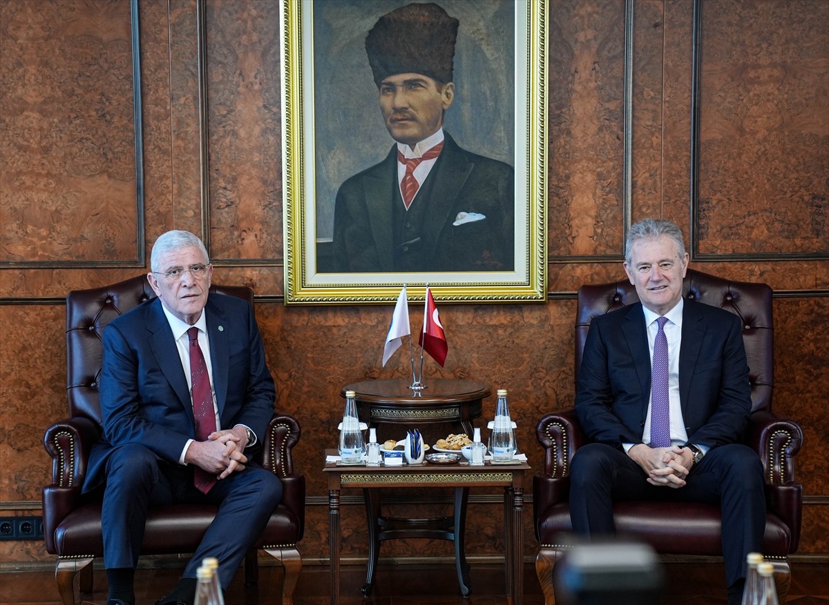 İYİ Parti Genel Başkanı Müsavat Dervişoğlu (solda), İzmir'deki programı kapsamında Konak...