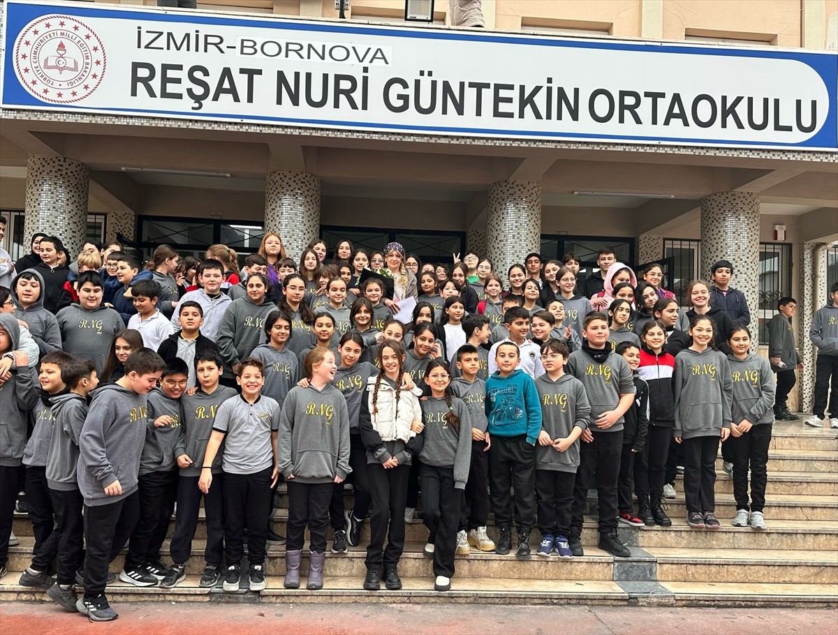 İzmir'de, kanser tedavisi nedeniyle emekliliğe ayrılmak zorunda kalan 30 yıllık öğretmen için veda...