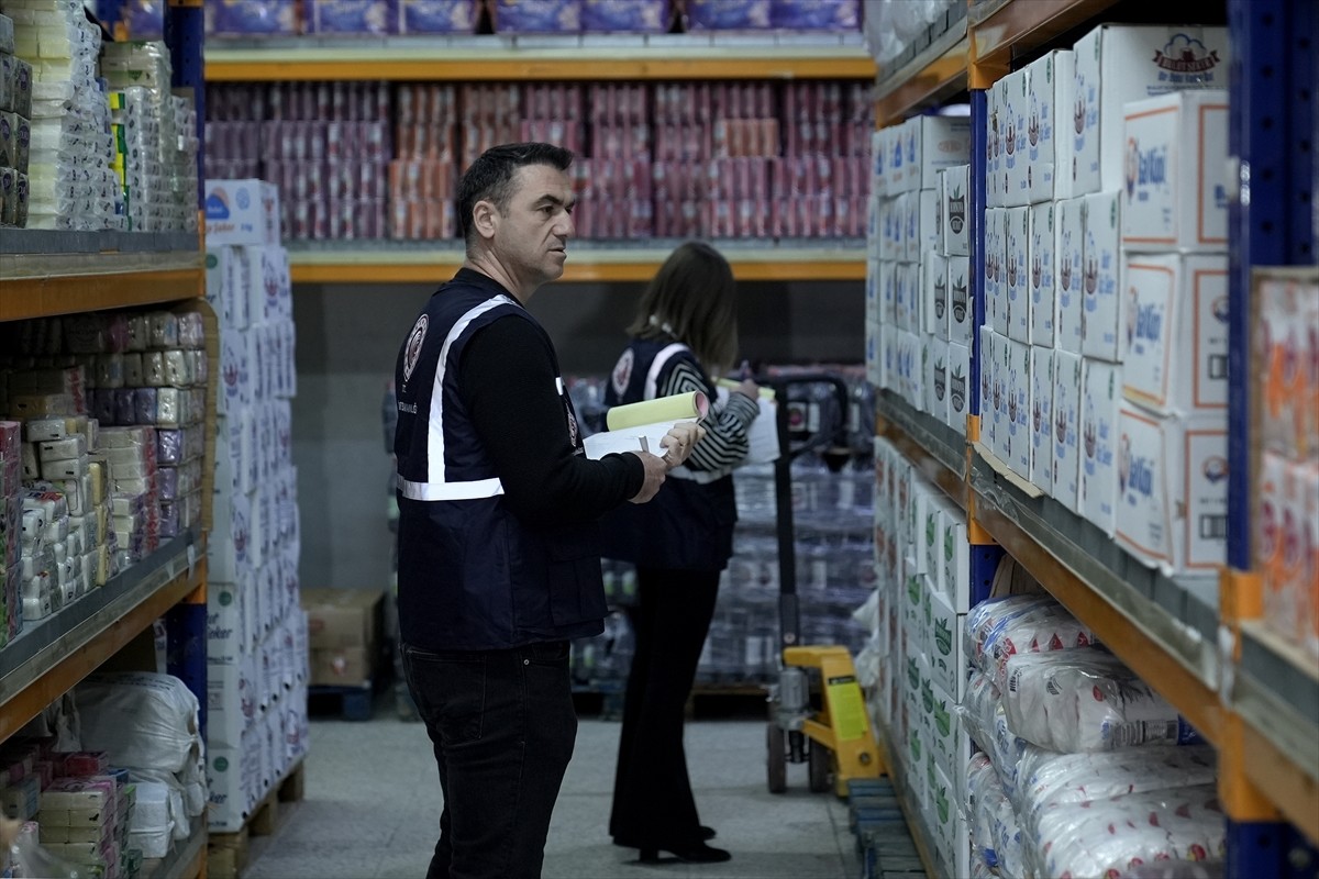 İzmir'de ramazan ayı öncesi fahiş fiyat artışlarının önüne geçilmesi amacıyla denetim yapıldı....