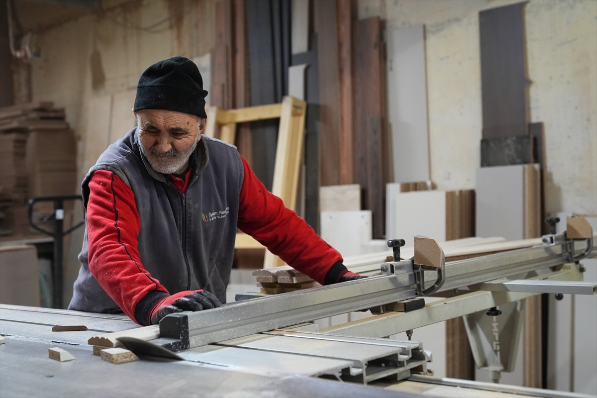İzmir'deki mobilya üreticileri yeni sezon için hazırladıkları ürünlerini, 18 Şubat'ta başlayacak...