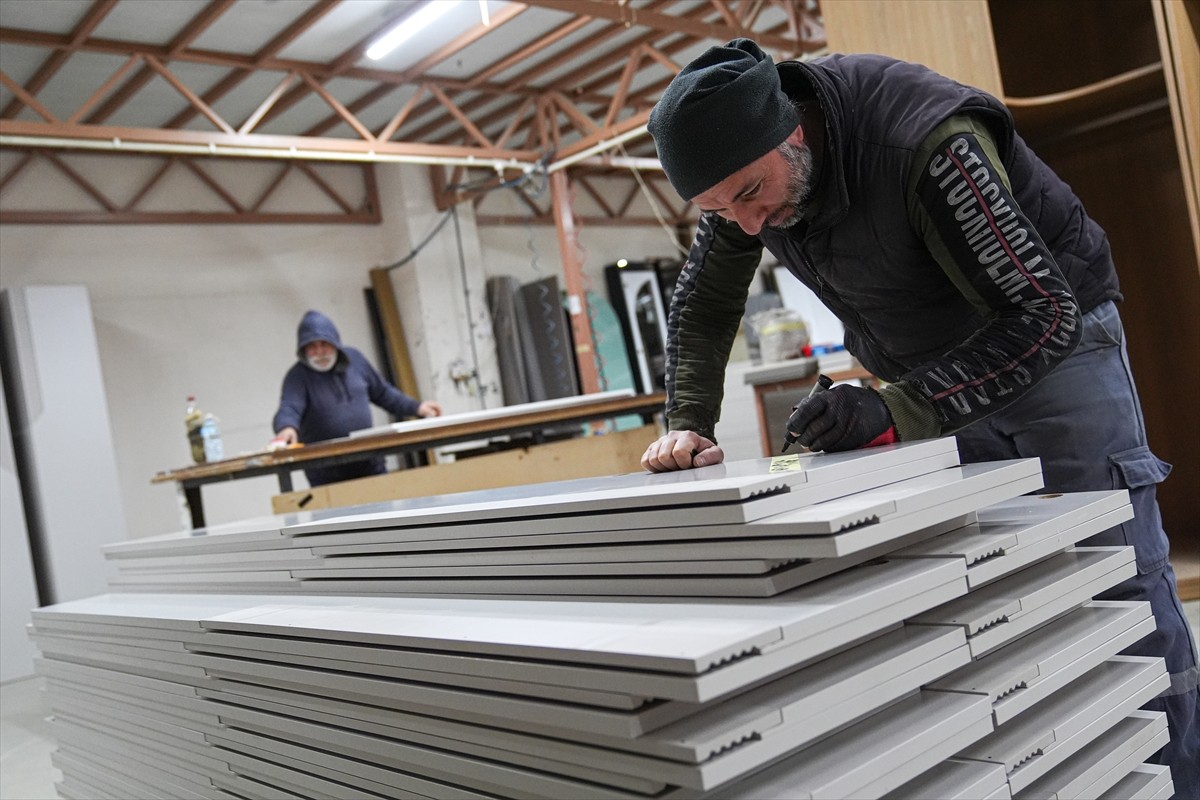 İzmir'deki mobilya üreticileri yeni sezon için hazırladıkları ürünlerini, 18 Şubat'ta başlayacak...