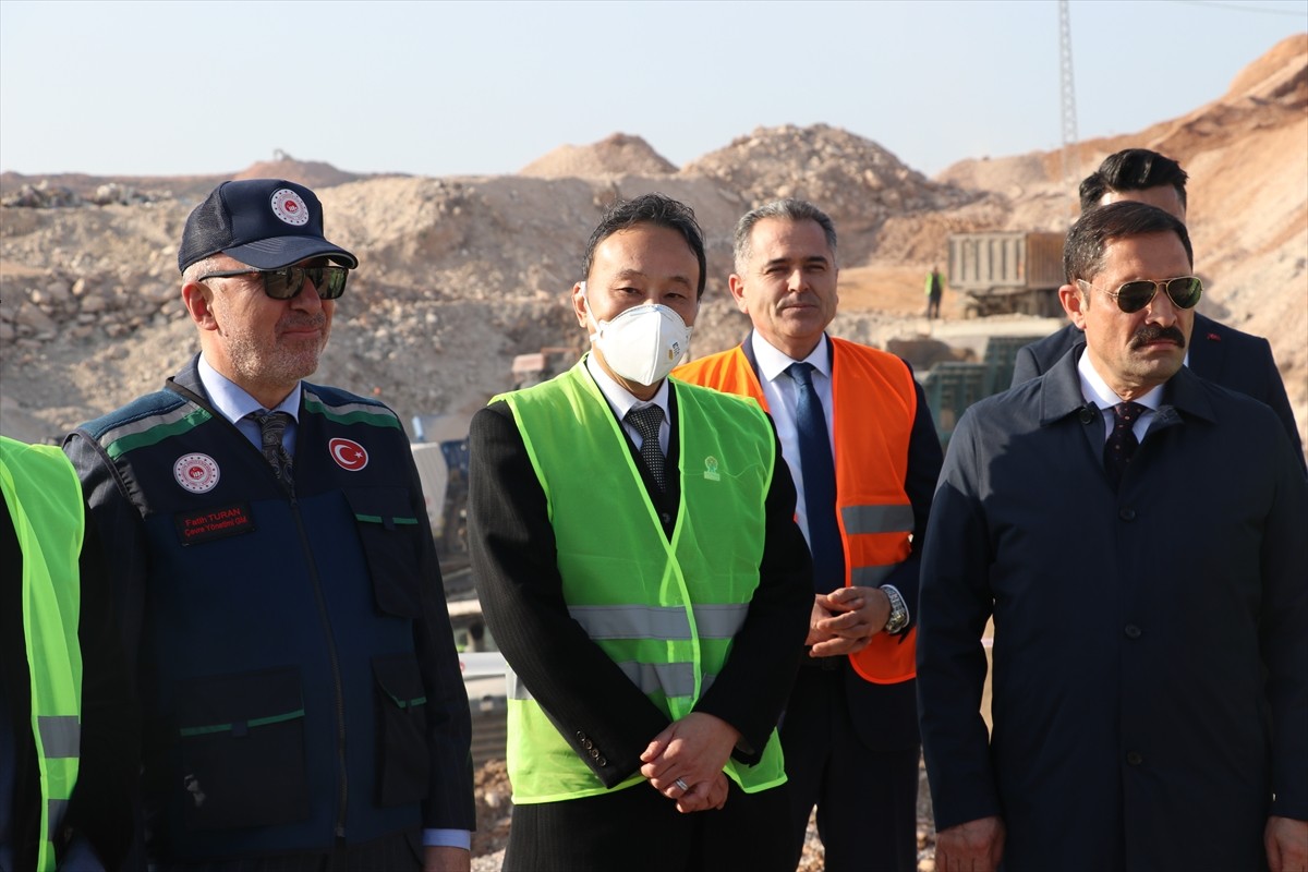 Japonya'nın Ankara Büyükelçisi Katsumata Takahiko (ortada), Hatay'ın Altınözü ilçesindeki Enkaz...