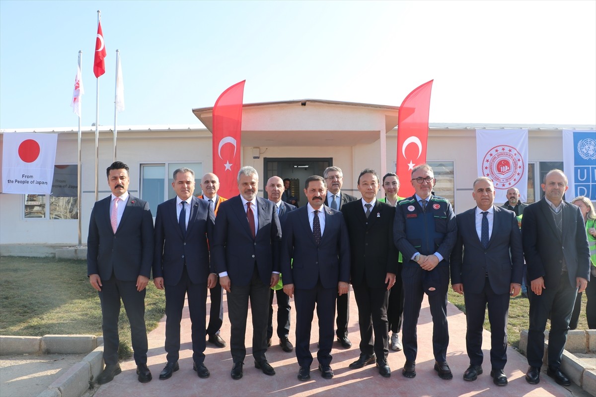 Japonya'nın Ankara Büyükelçisi Katsumata Takahiko (ortada), Hatay'ın Altınözü ilçesindeki Enkaz...