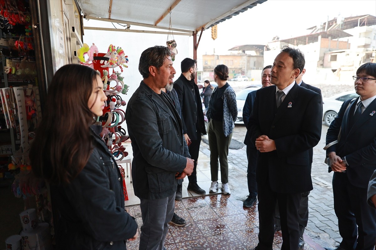 Japonya'nın Ankara Büyükelçisi Katsumata Takahiko (sağ 2), 6 Şubat 2023'teki depremlerden...