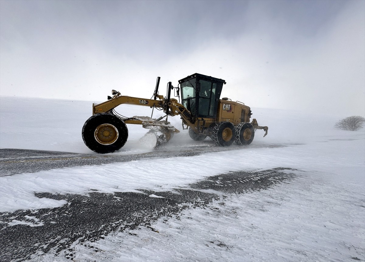 Kar ve tipi nedeniyle ulaşıma kapanan Ardahan-Şavşat kara yolunun açılması için çalışma...