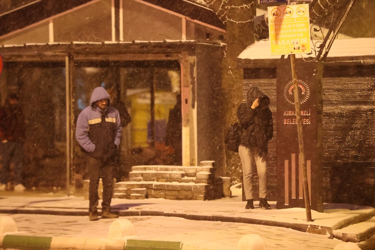 Kar yağışının etkili olduğu Kırklareli'nde, kent merkezi kısa sürede beyaza büründü.