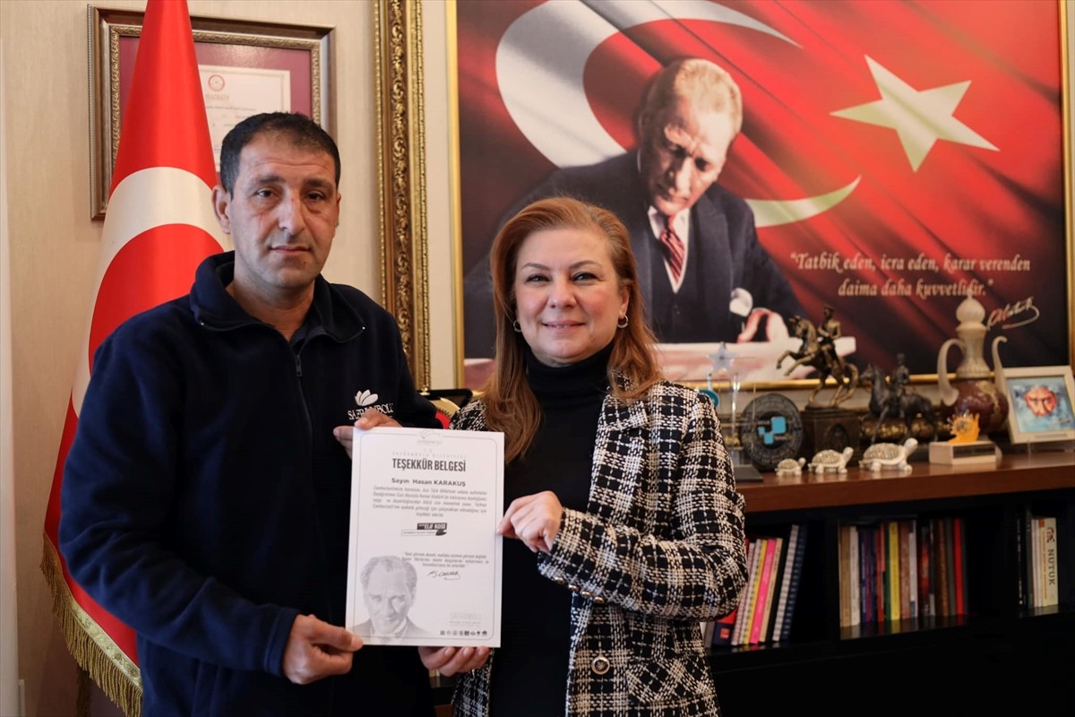 Karabük'te, Atatürk portresini yerden kaldıran temizlik işçisinin hassasiyeti, cep telefonuyla...