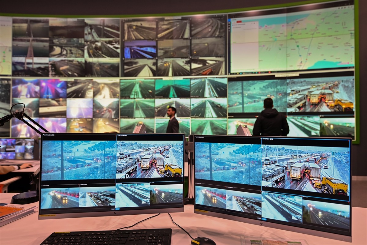 Karayolları Genel Müdürlüğü (KGM) Ana Akıllı Ulaşım Sistemleri Merkezi'nde karla mücadele...