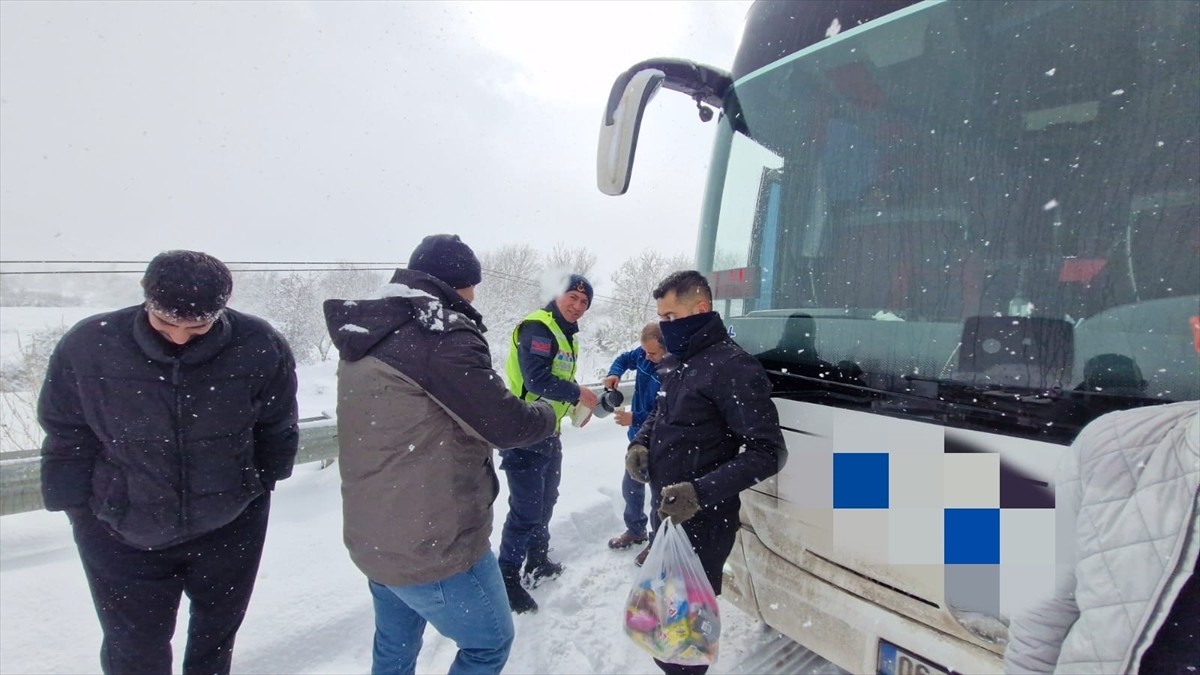 Kastamonu'da, jandarma ve emniyet personeli zorlu kış şartları nedeniyle yolda kalanlara sıcak...