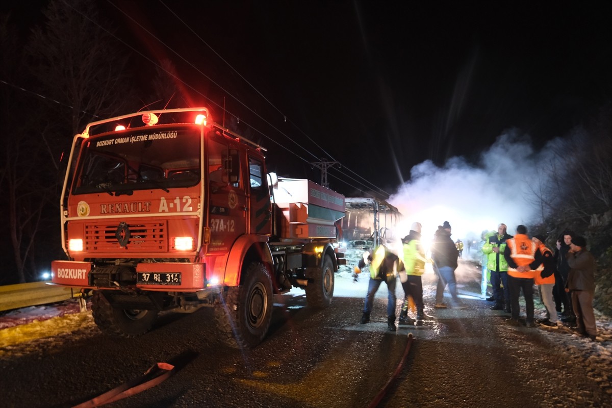 Kastamonu'nun Bozkurt ilçesinde seyir halindeki yolcu otobüsünde çıkan yangın söndürüldü.