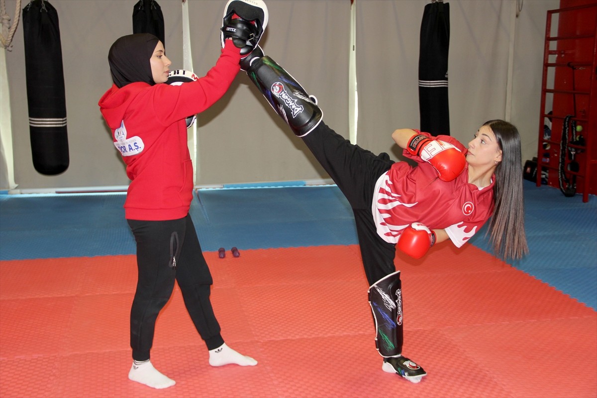 Kayseri'de ağabeyinden etkilenerek 11 yaşında kick boksa başlayan, wushu ve kick boksta 5 Türkiye...