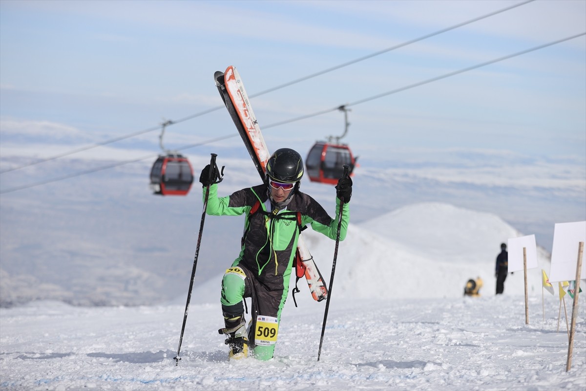 Kayseri'de, Türkiye Dağcılık Federasyonunun faaliyet takviminde yer alan Dağ Kayağı Türkiye...