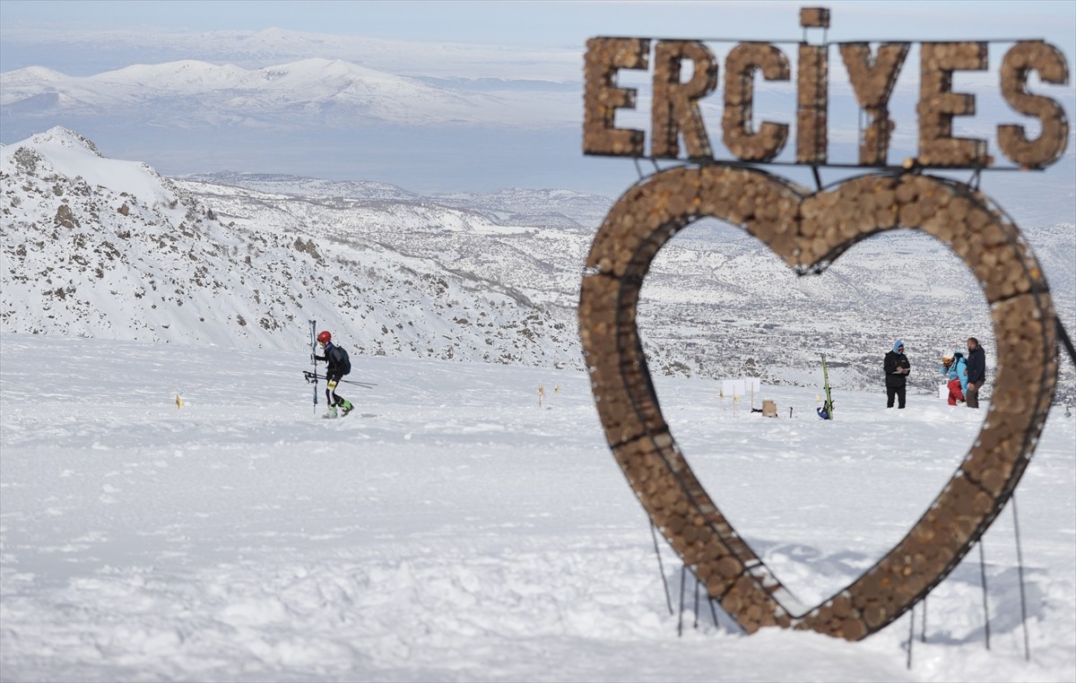 Kayseri'de, Türkiye Dağcılık Federasyonunun faaliyet takviminde yer alan Dağ Kayağı Türkiye...