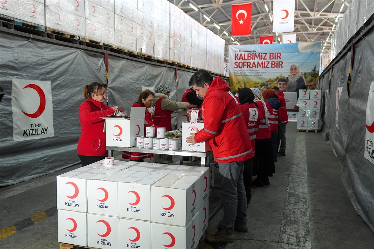 Kızılay, ramazan boyunca nakdi yardım, gıda kolisi, kavurma konserve ve bayramlık giyimin yanı...