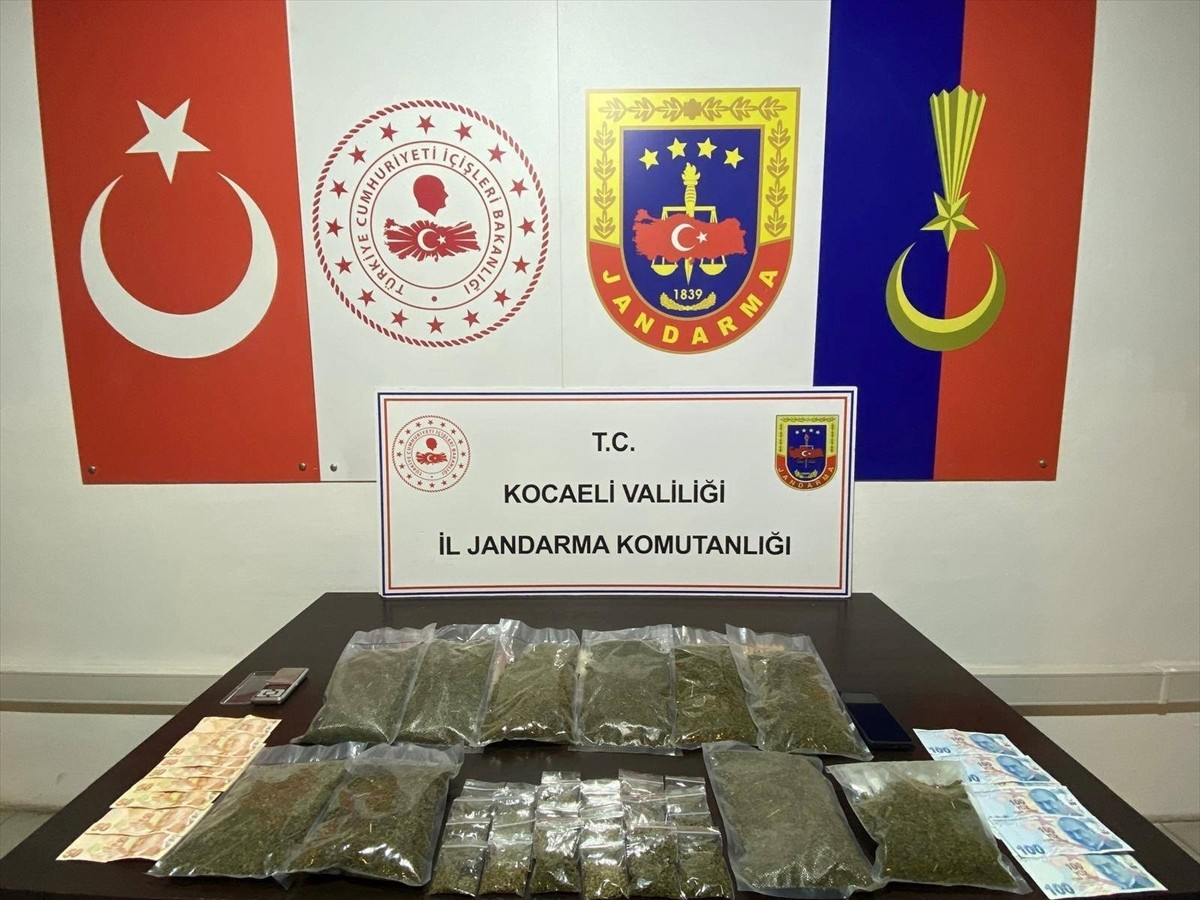 Kocaeli'nin Darıca ilçesinde 4 kilogram sentetik uyuşuturucu ele geçirilen operasyonda, 1 şüpheli...