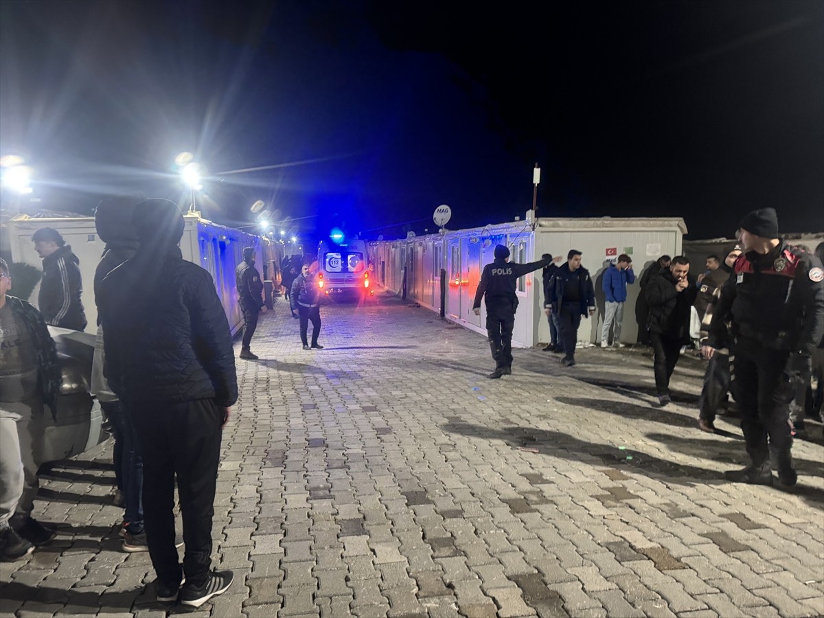 Malatya'da hırsızlık şüphelisini gözaltına almaya çalışan polislerden biri uğradığı bıçaklı...