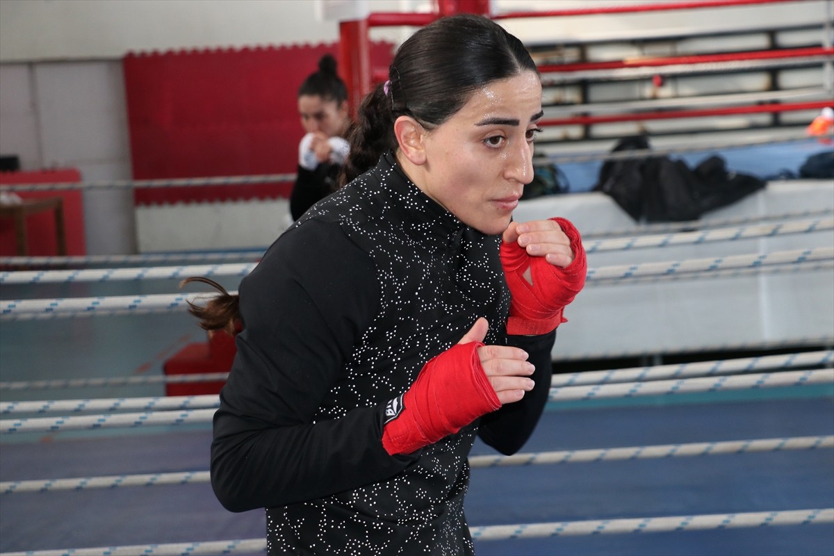 Milli boksör Gizem Özer, Sırbistan'da düzenlenecek Dünya Şampiyonası'ndan altın madalyayla dönmek...