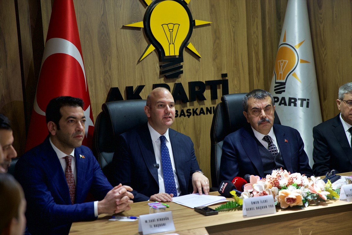 Milli Eğitim Bakanı Yusuf Tekin, AK Parti Osmaniye İl Başkanlığı'nı ziyaret etti. Tekin (sol 2)...