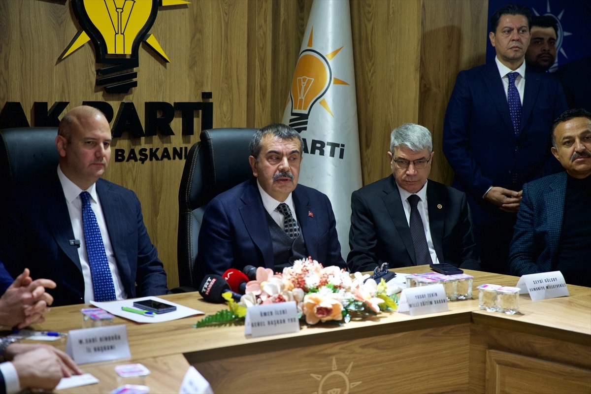 Milli Eğitim Bakanı Yusuf Tekin, AK Parti Osmaniye İl Başkanlığı'nı ziyaret etti. Tekin (sol 2)...