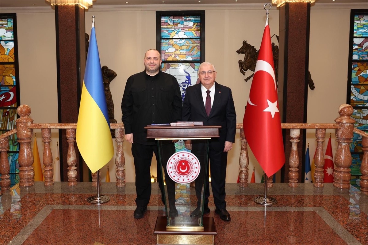 Milli Savunma Bakanı Yaşar Güler, Ukrayna Savunma Bakanı Rüstem Umerov ile Bakanlıkta bir araya...