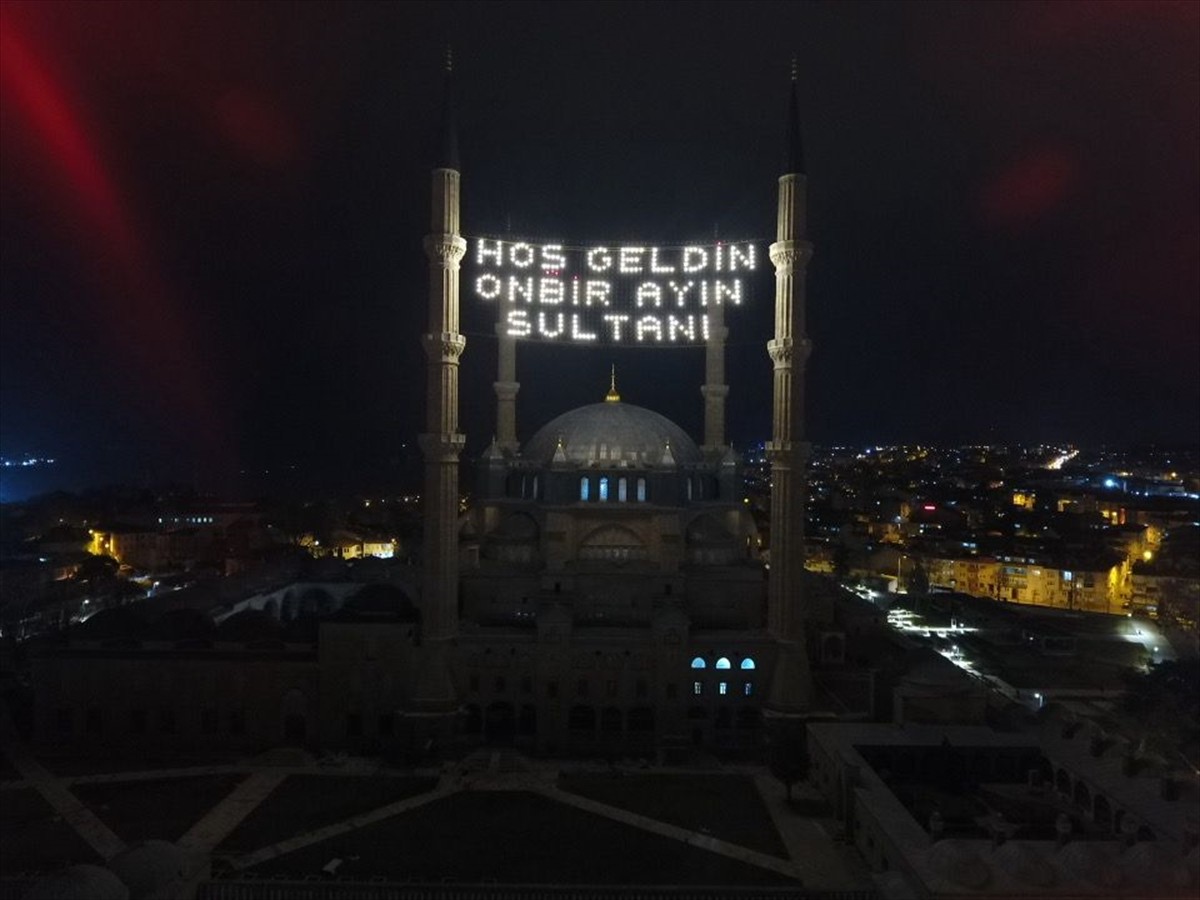 Mimar Sinan'ın ustalık eseri Selimiye Camisi minarelerine takılan "Hoş geldin on bir ayın sultanı"...