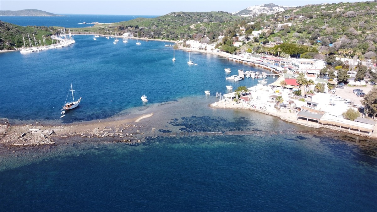 Muğla'nın Bodrum ilçesinde, Tavşan Adası'na uzanan tarihi sur kalıntıları denizin çekilmesiyle...