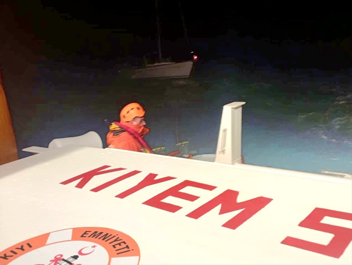 Muğla'nın Fethiye ilçesi açıklarında sürüklenen teknedeki 2 kişi ekiplerce kurtarıldı.
