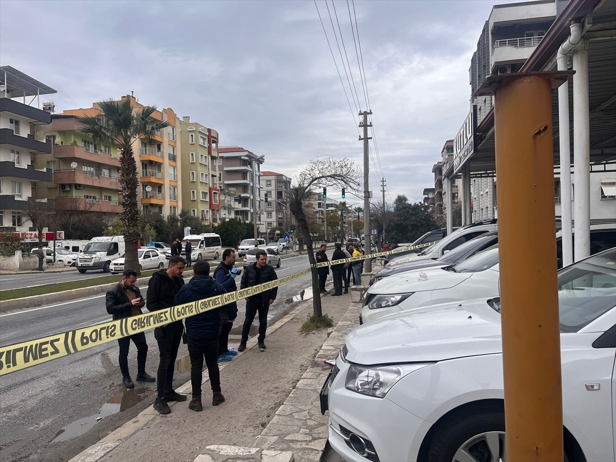 Muğla'nın Milas ilçesinde, silahla vurulan kişi hayatını kaybetti. İhbar üzerine bölgeye 112 Acil...