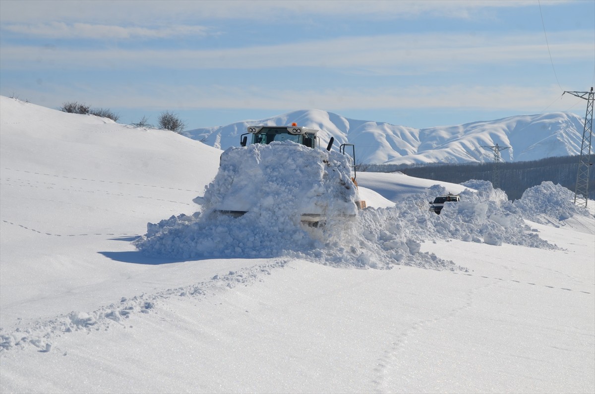 Muş'ta yolu kapanan mezrada erzak ve hayvanları için yem sıkıntısı yaşayan ailenin yardımına İl...