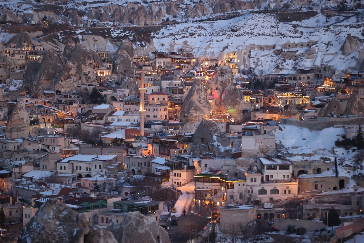Nevşehir'in peribacalarıyla ünlü turizm merkezi Kapadokya'da, şehrin ışıkları kar örtüsüne ahenk...