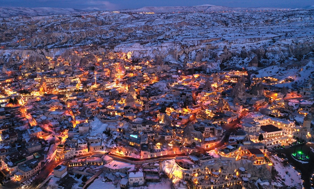 Nevşehir'in peribacalarıyla ünlü turizm merkezi Kapadokya'da, şehrin ışıkları kar örtüsüne ahenk...