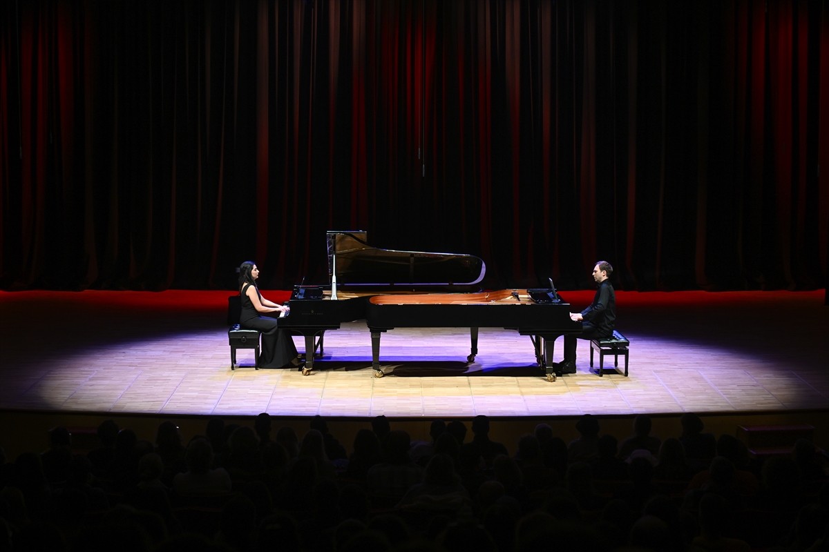 Piyano ikilisi EnsariSchuch'u oluşturan piyanist Gülru Ensari (solda) ile Herbert Schuch (sağda)...