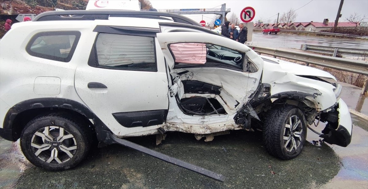 Rize'nin Ardeşen ilçesinde meydana gelen trafik kazasında aralarında CHP Rize Milletvekili Tahsin...