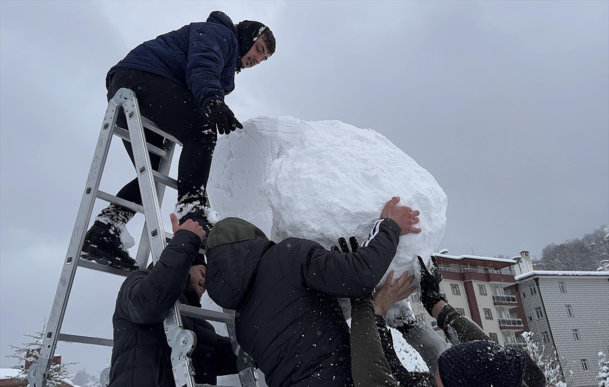Rize'nin Güneysu ilçesinde etkili olan kar yağışını fırsat bilen gençler, yaklaşık 7 saatlik...