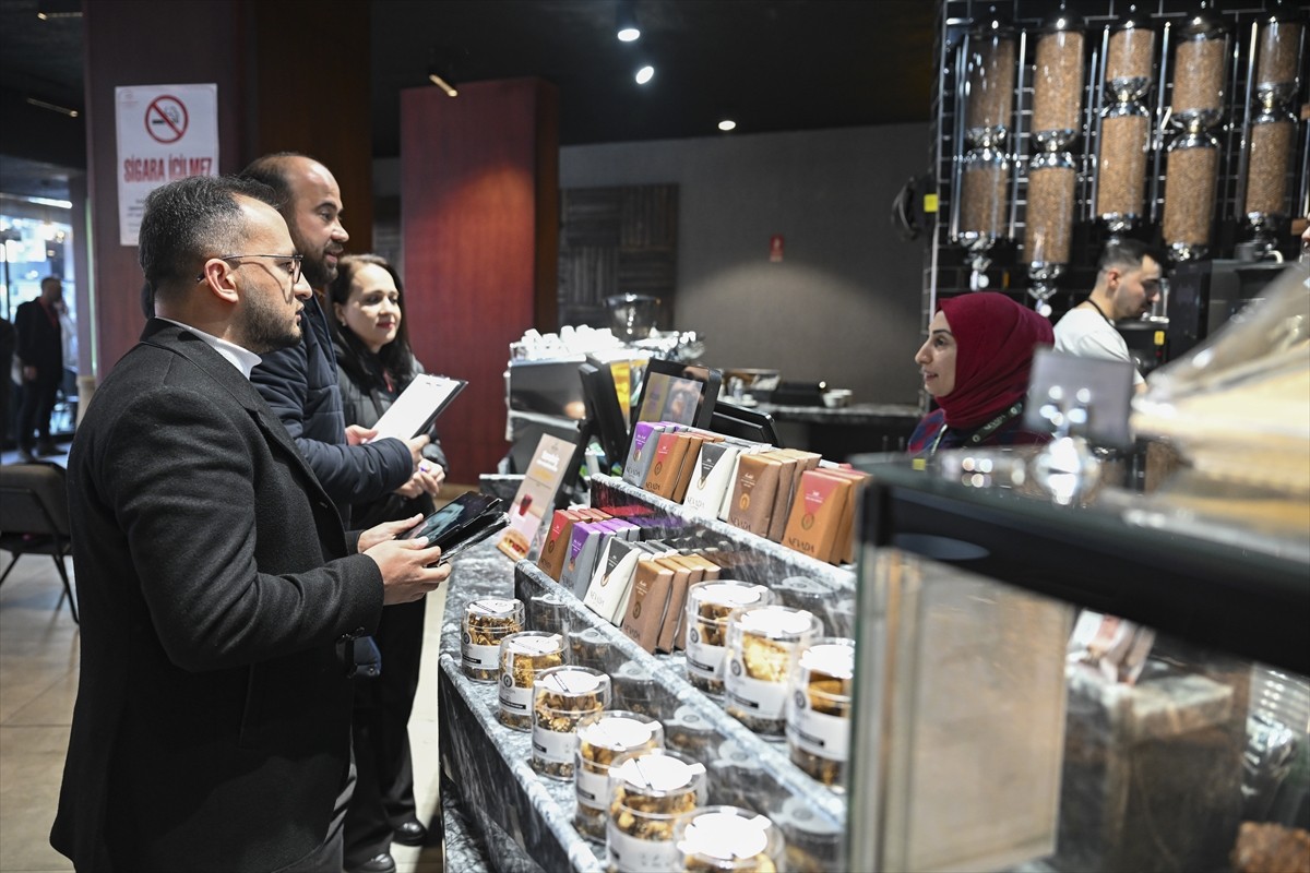Sağlık Bakanlığı ekipleri, Ankara'da farklı illerden gelen çapraz denetim elemanlarıyla kafe ve...