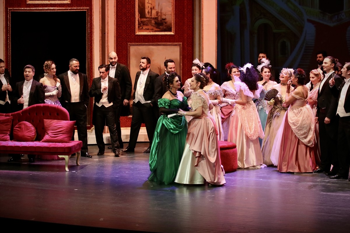 Samsun Devlet Opera ve Balesi (SAMDOB), "La Traviata" operasını sanatseverlerle buluşturdu. Eser...