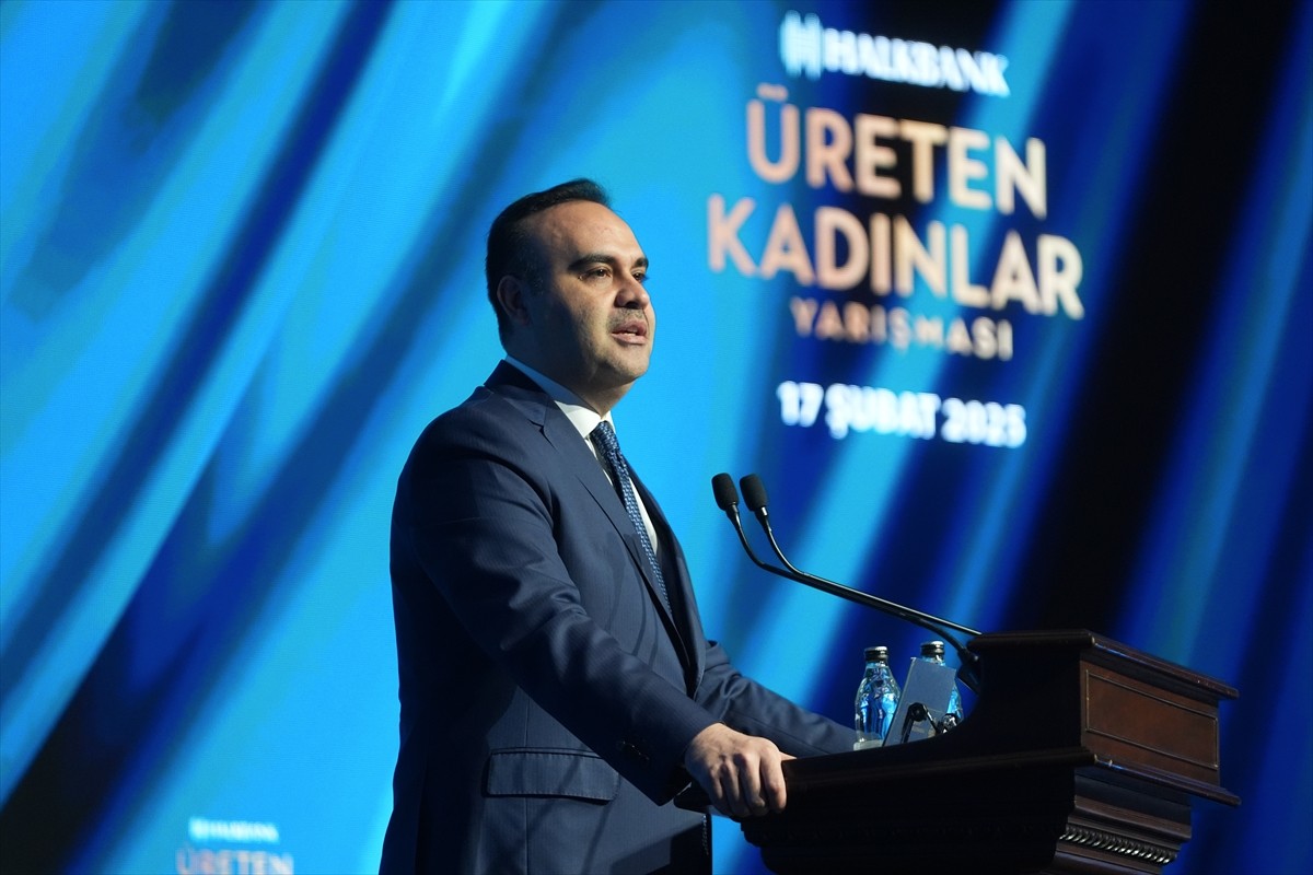Sanayi ve Teknoloji Bakanı Mehmet Fatih Kacır, İstanbul Finans Merkezi'ndeki Halkbank Genel...