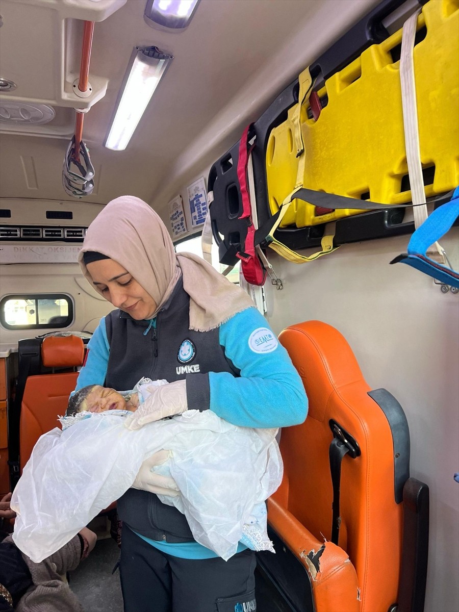 Şanlıurfa'da ambulansta doğum yapan kadın, Ulusal Medikal Kurtarma (UMKE) görevlisinin adını...