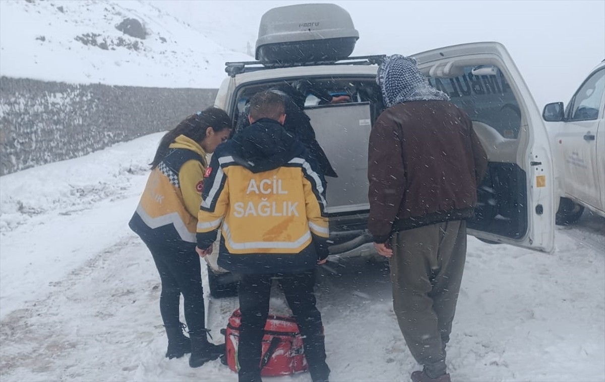 Siirt'in Pervari ilçesinde hasta taşırken yolda kara saplanan ambulans, ekiplerin yardımıyla...