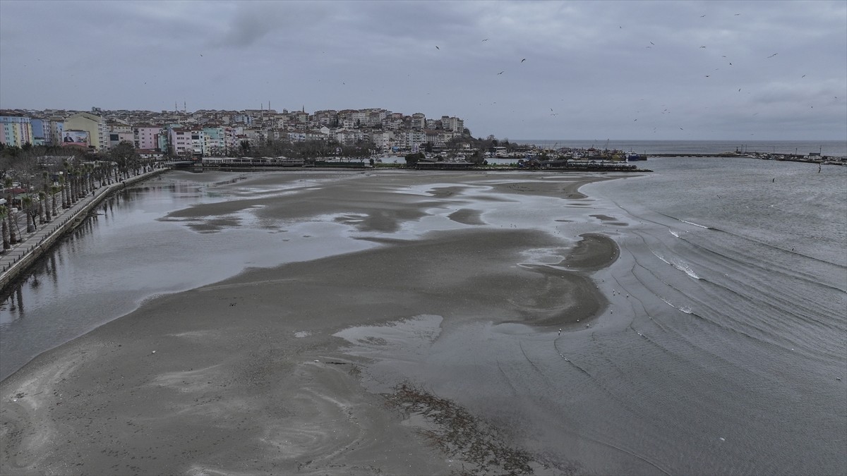 Silivri sahilinde deniz suyu kıyıdan yaklaşık 100 metre çekildi. Suyun çekilmesiyle sahilde...