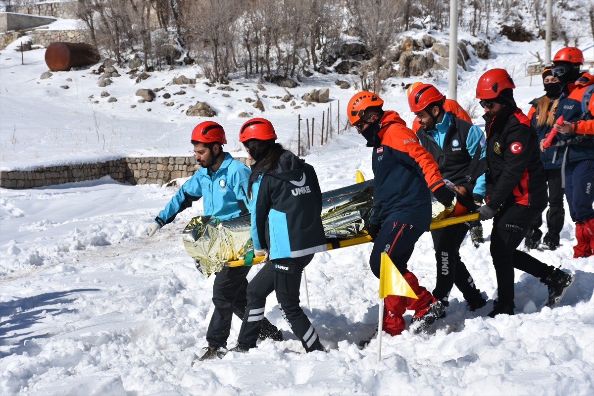 Şırnak'ta İl Afet ve Acil Durum Müdürlüğünce arama kurtarma ekiplerine verilen eğitimin ardından...